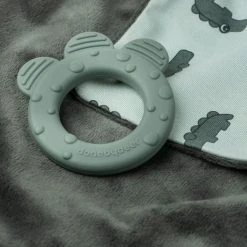 Done by Deer Schmusetuch mit Beißring & Schnullerhalter - Croco - Grün -Günstiges Babyspielzeug Geschäft done by deer schmusetuch mit beissring schnullerhalter croco grun 4313293 d2